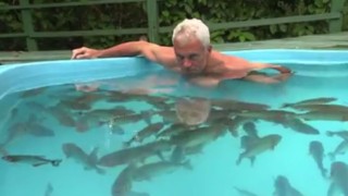 Homem entra em piscina cheia de piranhas