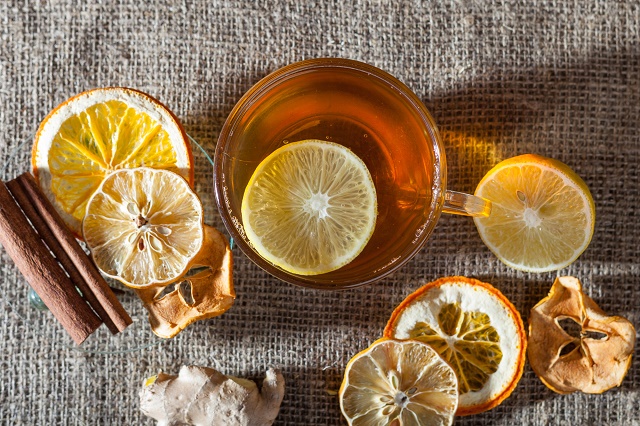Chá da casca do limão controla ansiedade, previne câncer e reduz gordura no fígado