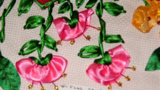 Cómo hacer la flor de campanilla en capullo, bordando en listón