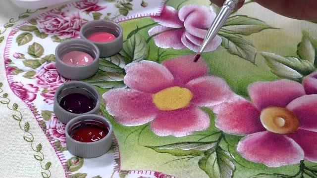 Pintando rosas silvestres em almofadas