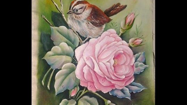 Pintando rosas e pássaros em tecido
