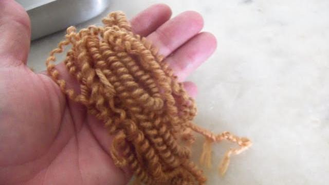 Como cachear cabelo de lã para bonecas por Ateliê Titis Costa bonecas de pano