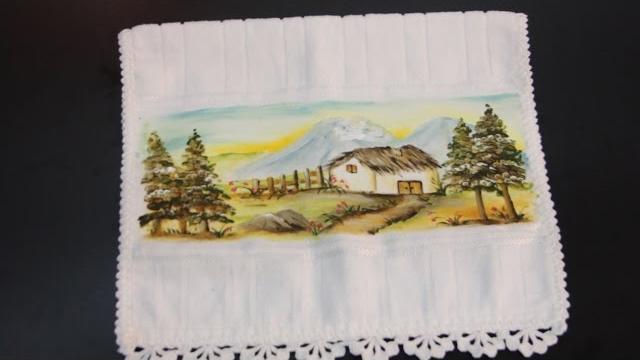 Maria Helena Zamprogne ensina pintar uma paisagem em toalha
