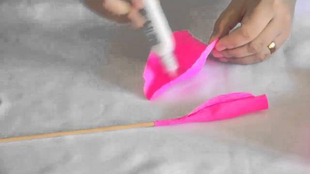 Como fazer flores de papel crepom