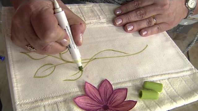 Aprenda a personalizar tecidos com flor em alto relevo!