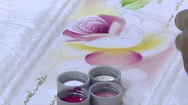 Pintura de rosas em toalha – Ana Laura Rodrigues PT2
