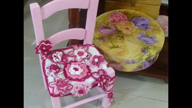 Customização de cadeira com detalhes em crochê.
