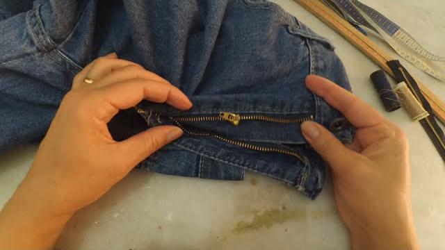 Como trocar zíper de calça jeans sem máquina de costura (passo a passo)