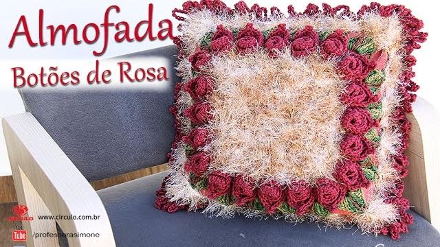 Almofada Botões de Rosa em Crochê