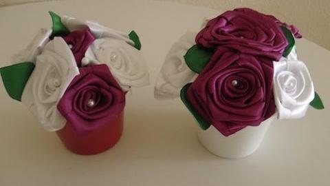 Vaso de rosas de cetim