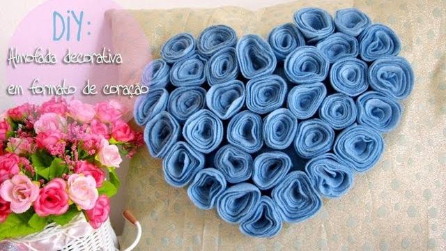 Almofada decorativa em formato de coração de flores