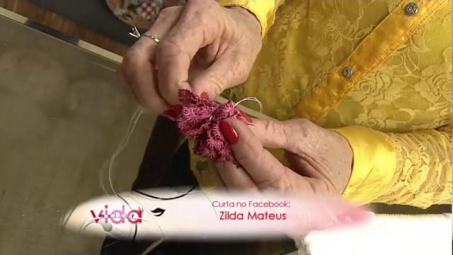 Aprenda a bordar uma flor anêmona em toalha de rosto