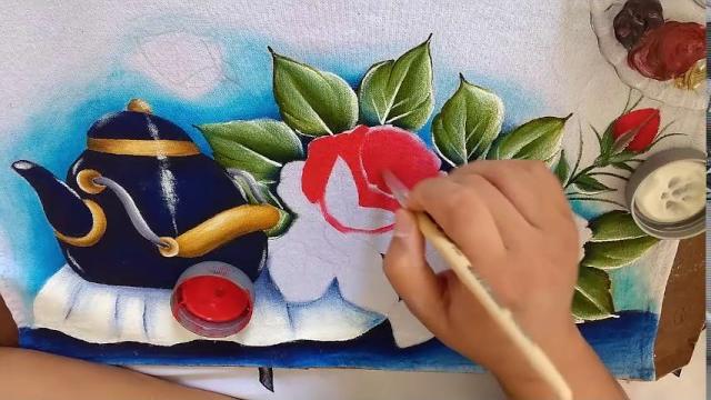 Segunda parte do vídeo de como pintar chaleira com rosas Com lia ribeiro