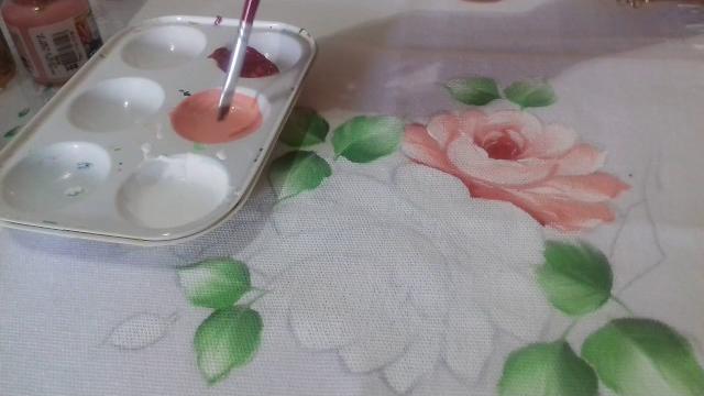Aprenda pintar rosa branca, rosa virada, folhas e fundo