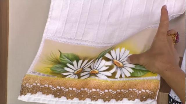Aprenda a pintar delicadas margaridas em toalha de lavabo