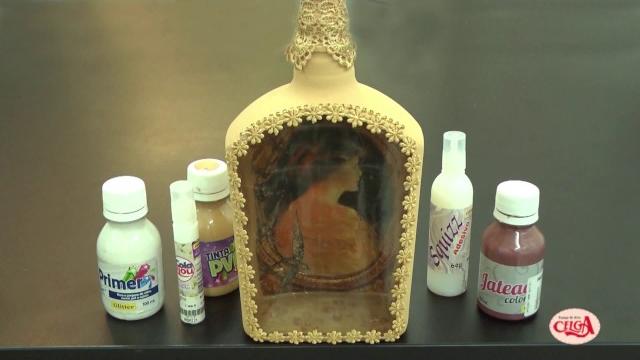 Alciana Rossi transforma uma garrafa de vidro em um porta retrato de lembrança