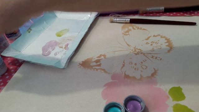 Pintura com stencil ( Rosas com borboleta) parte 1