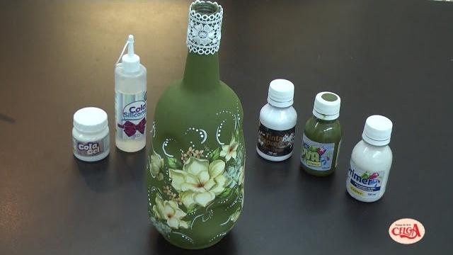 Aprenda customizar uma garrafa reaproveitando os papeis que sobram da decoupagem