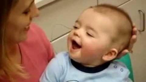 A reação de um bebê surdo ao ouvir a voz da mãe pela primeira vez