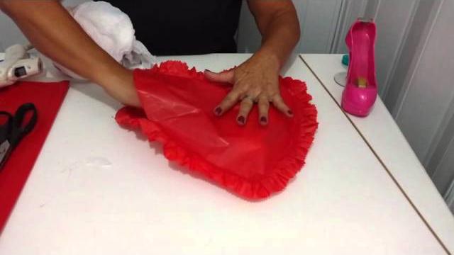 Como fazer corações de papel de seda com babadinho e enchimento reciclável