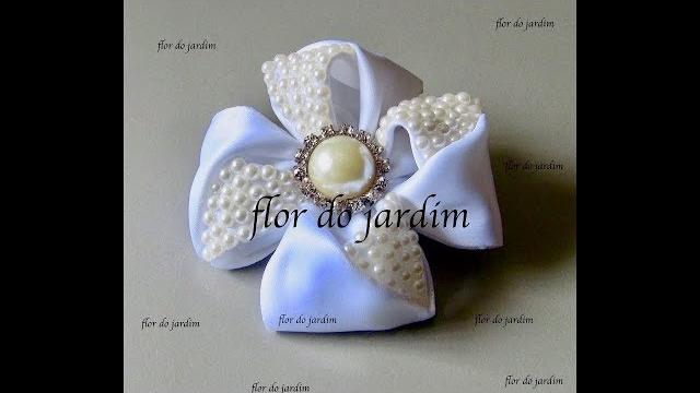 Flor celeste com fita de cetim e meia pérolas – Flower with satin ribbon