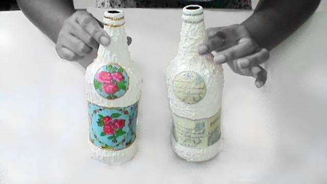 Decoração de garrafa com fundo de latinha