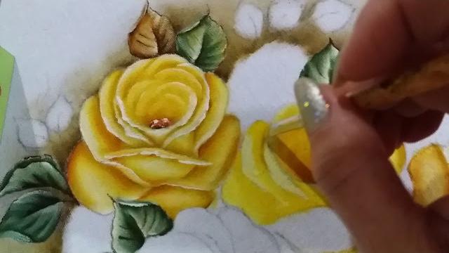 Vaso azul com stencil e rosas amarelas – Vídeo 3 Pintura em tecido Ana Ferrante