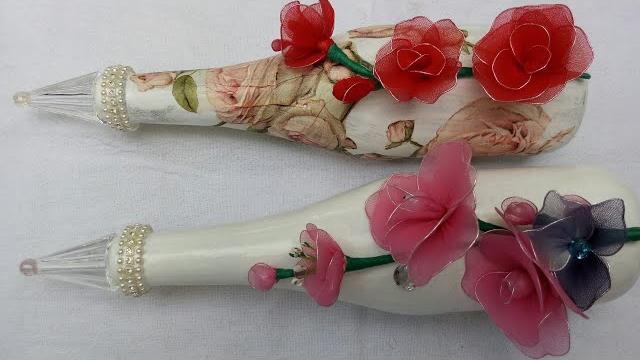 Garrafas decoradas com flores de meias de seda