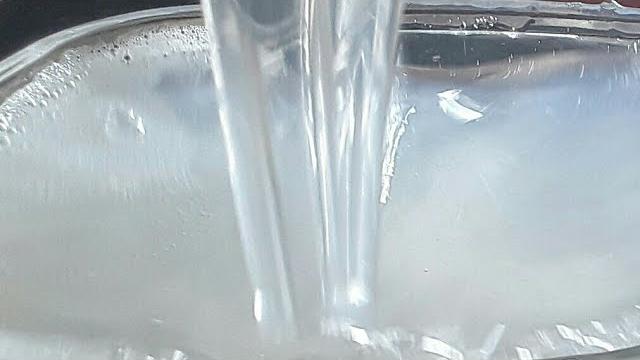 Faça 40 litros de detergente transparente com 2 litros de óleo de fritura ou novo