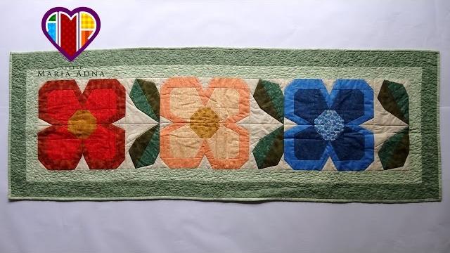 Caminho/trilho de mesa em patchwork Flores