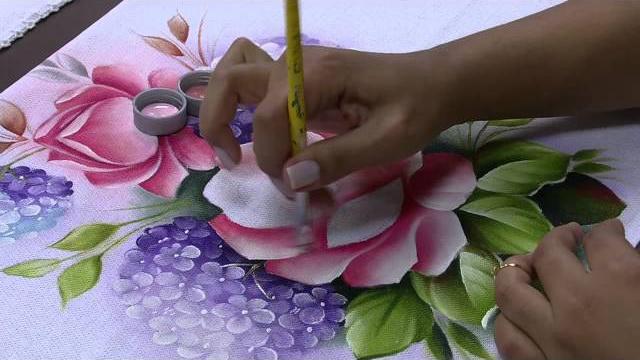 Pintura de tecido rosas hortensias por Ana Laura Rodrigues