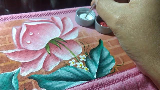 Aprenda pintar gotas d’água em folhas e rosas – Dicas pra iniciantes na pintura em tecido