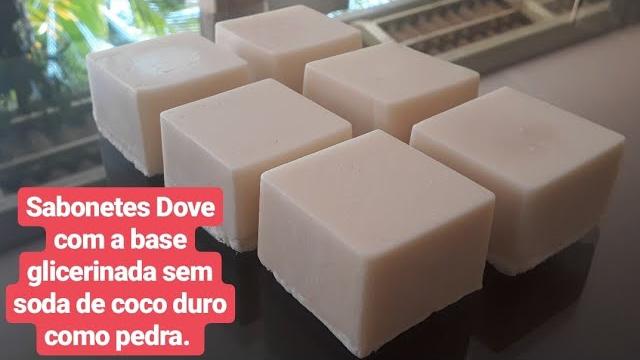 Faça sabonetes Dove com a base glicerinada sem soda de coco.