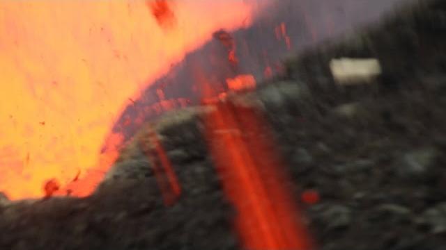 Momento onde cinegrafista escapa após ser atingido por lava de vulcão