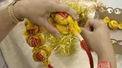 Aprenda a fazer uma linda guirlanda natalina adornada com bombons – parte 2