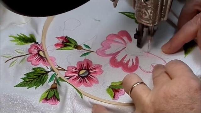 Técnicas de bordado em máquina antiga
