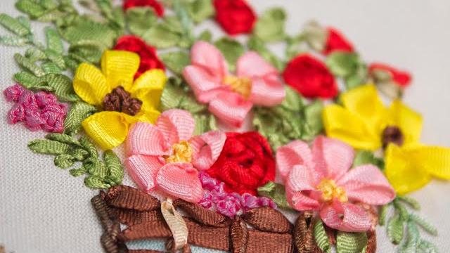 Bordado a mano: Como bordar una canasta de flores de Primavera