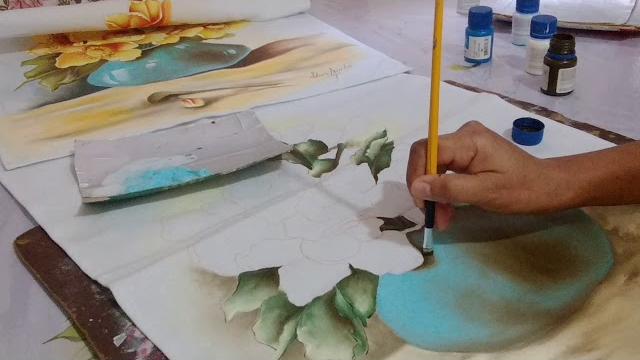 Aprenda a Pintar Vaso Azul com Flores Silvestres