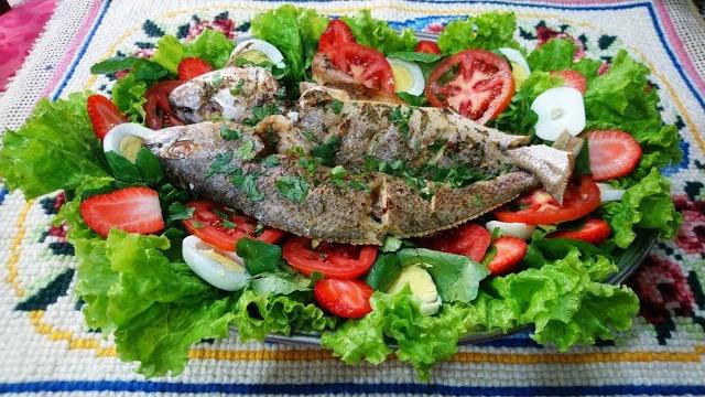 Receita de Peixe Assado com Salada