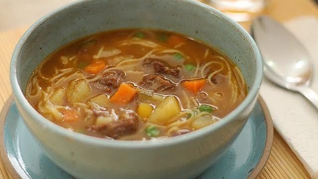 Como fazer uma sopa de macarrão com legumes em 3 minutinhos