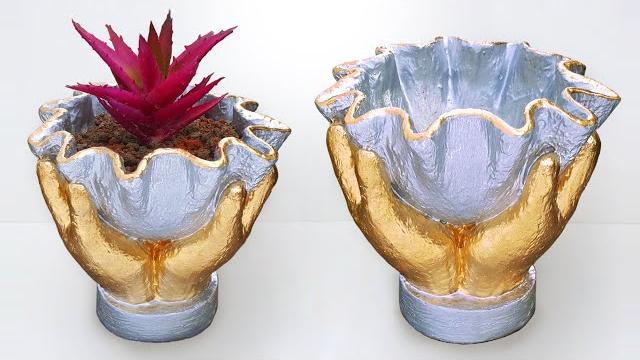 Mãos Segurando Um Vaso – Feito com Cimento e Tecido Velho