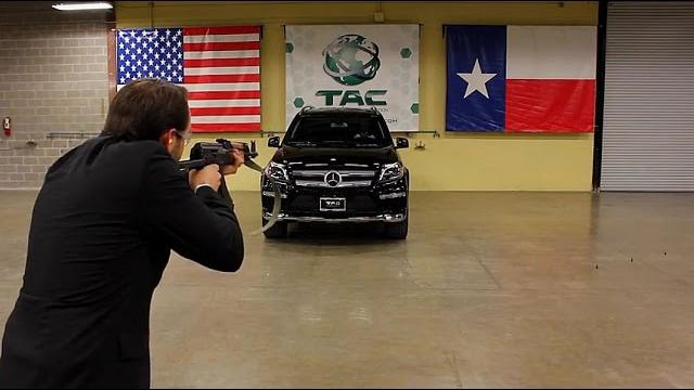 Testando a blindagem de um carro com uma AK 47
