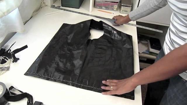 Como fazer uma bolsa usando camiseta, silver tape e grampeador