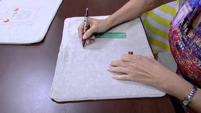 Almofada bordada com barbante tingido e linhas – Rosana Prado PT1