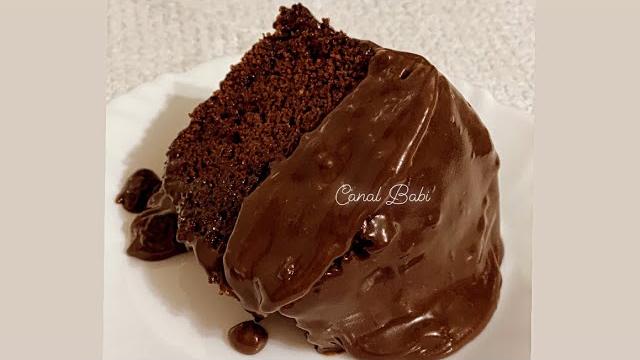 Bolo de Chocolate com Gotas de Chocolate e Cobertura de Chocolate