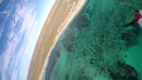 Aeromodelo cai no mar e capta imagens impressionantes