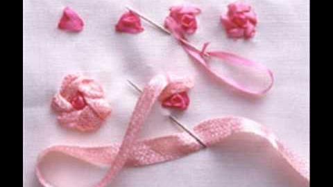 Aprenda fazer lindas flores de fita bordada