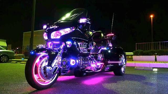 Carros e motos com Led iluminam as ruas de Tókyo