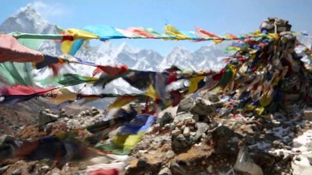 Os Túmulos Dos Escaladores De Chuhukpi Lhare – Everest