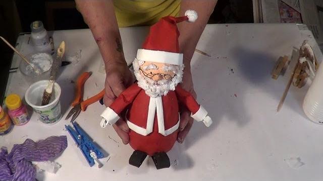 Como fazer um Papai Noel com material reciclado por Maria Amora